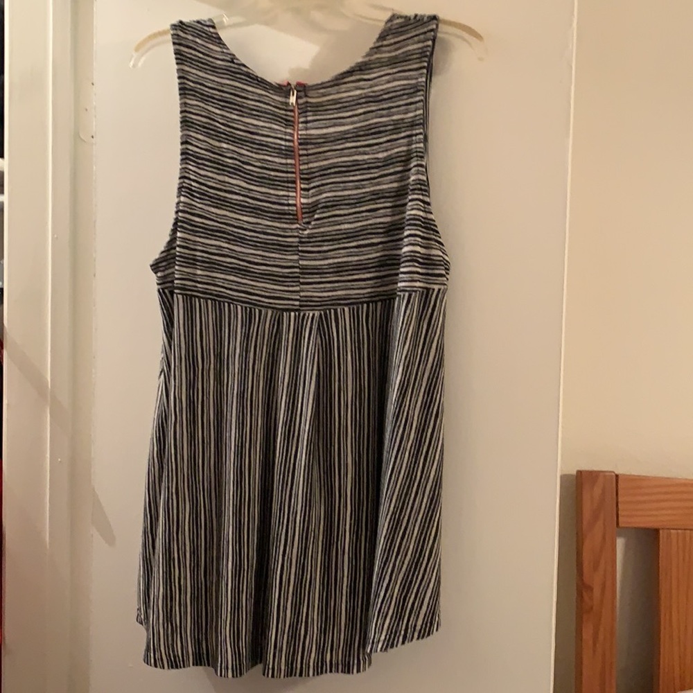 W5 Striped Sleeveless blouse - Picture 2 of 8